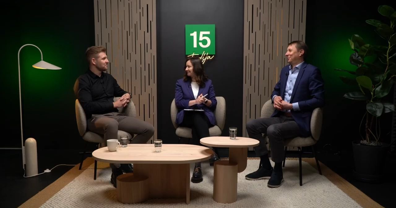 Martynas Juška kairėje 15min studijoje su laidos vedėja ir kitu pašnekovu